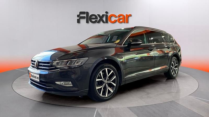 Begagnad VW Passat R-line 150 HK (110 kW) 2022 Svart Kombi
