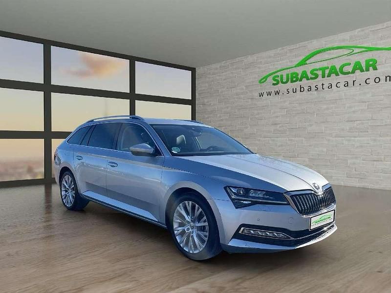 Usado Skoda Superb Style 150 CV (110 kW) 2022 Plateado Familiar