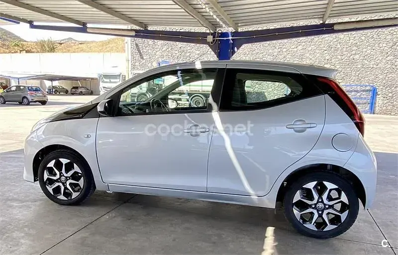 Usado Toyota Aygo X-play 69 CV (50 kW) 2019 Gris / plata Utilitario