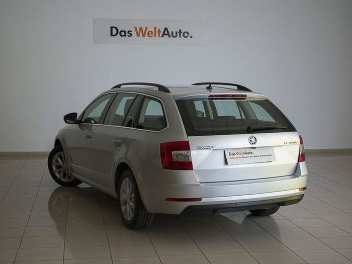 Gris plata Usado 2020 Skoda Octavia Ambition Familiar | 17.600 € (Precio justo) - Imagen 1/4