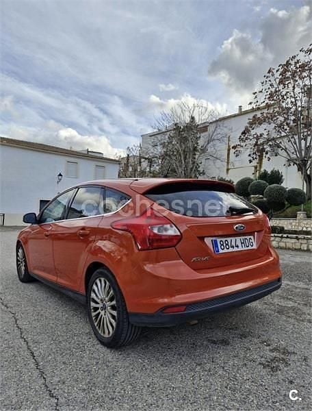 Usado Ford Focus Titanium 115 CV (84 kW) 2011 Naranja Berlina