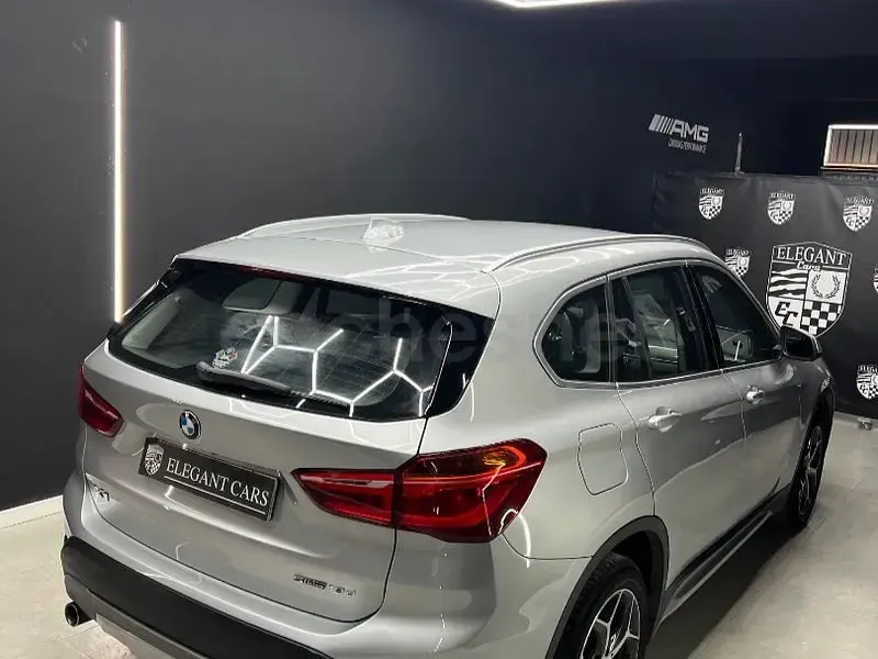 Usado BMW X1 Comfort Edition 150 CV (110 kW) 2019 Gris / plata SUV