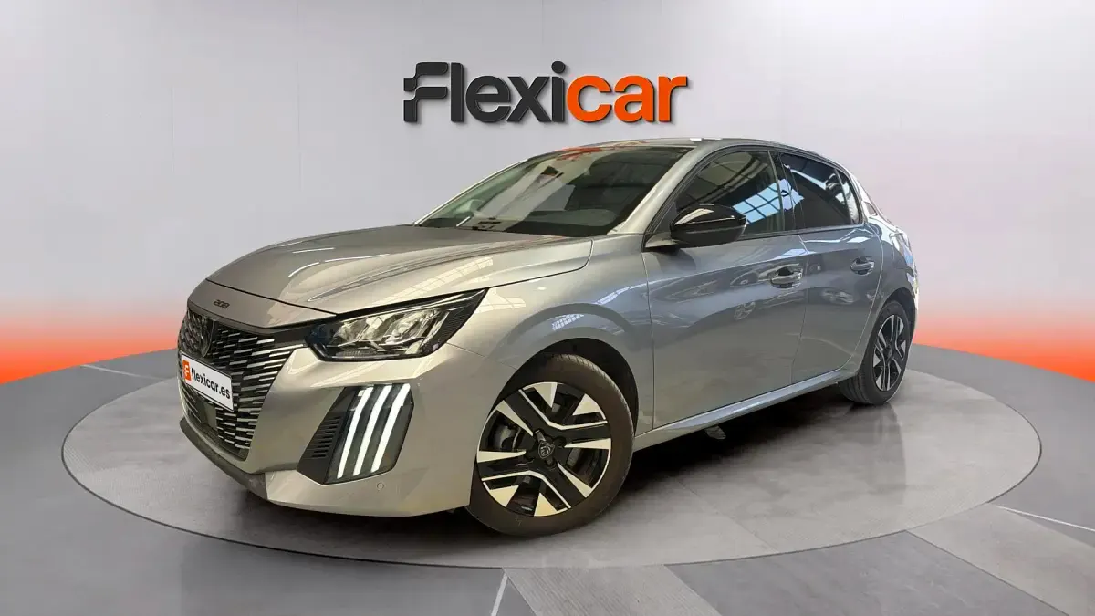 Usado Peugeot 208 Allure 101 CV (74 kW) 2025 Gris Utilitario