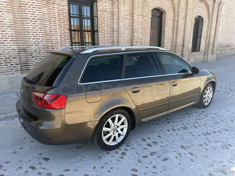 Usado Seat Exeo Ecomotive 143 CV (105 kW) 2013 Gris / plata Familiar