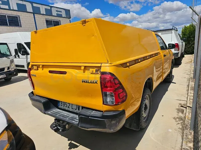 Używany Toyota HiLux 150 KM (110 kW) 2020 Żółty Pickup