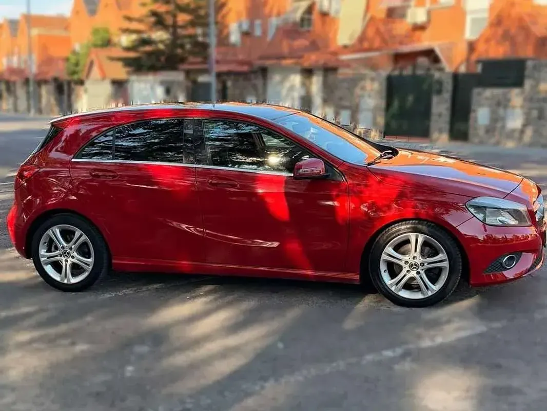 Usado Mercedes A180 Urban 122 CV (89 kW) 2013 Rojo Utilitario