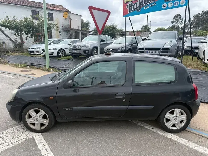 Usado Renault Clio II Expression 100 CV (73 kW) 2003 Negro Berlina