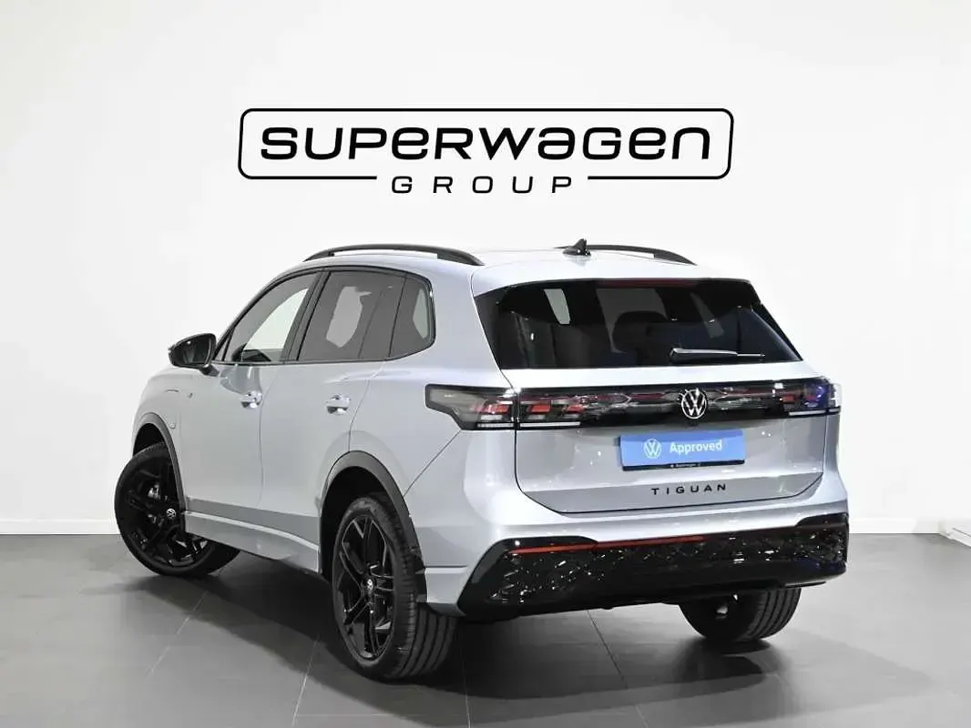 Usado VW Tiguan R-line 204 CV (150 kW) 2026 Plateado SUV
