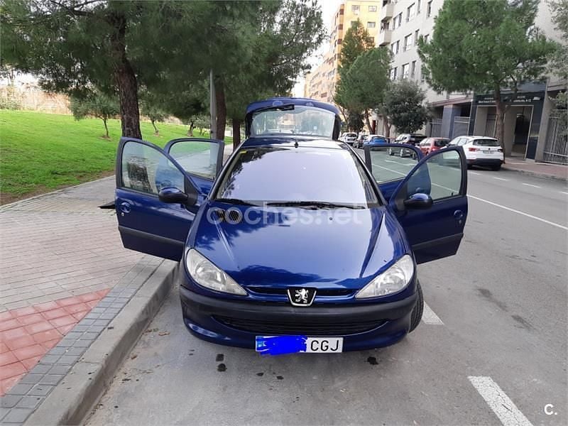 Usado Peugeot 206 75 CV (55 kW) 2003 Azul Berlina