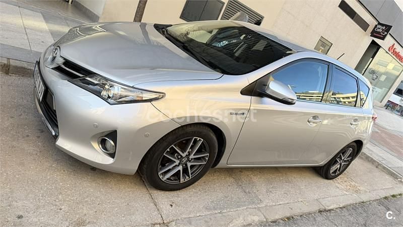 Usado Toyota Auris Hybrid Advance 136 CV (100 kW) 2015 Gris / plata Berlina