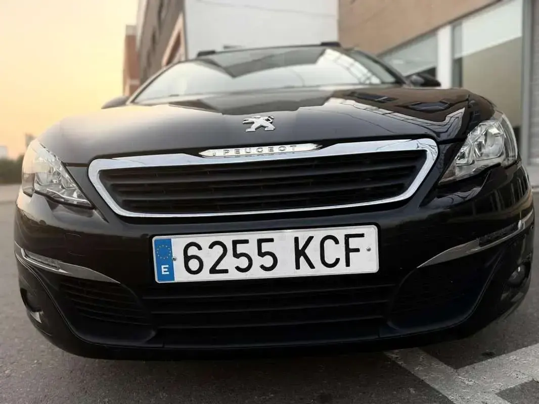 Usado Peugeot 308 SW Active 120 CV (88 kW) 2017 Negro Familiar