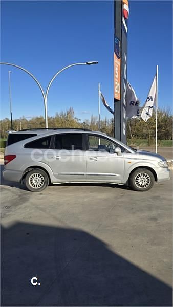 Usado Ssangyong (KGM) Rodius 165 CV (121 kW) 2007 Gris / plata Monovolumen