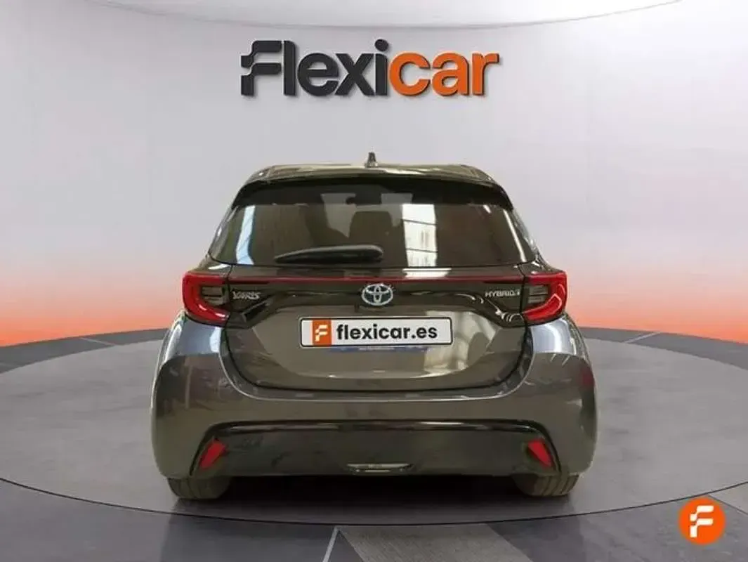Usado Toyota Yaris Active 116 CV (85 kW) 2022 Gris Utilitario