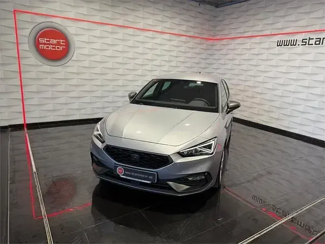 Usado Seat Leon FR 150 CV (110 kW) 2021 Gris / platagris plata Berlina