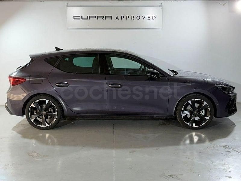 Usado Cupra Leon 204 CV (150 kW) 2025 Violeta / lila Berlina