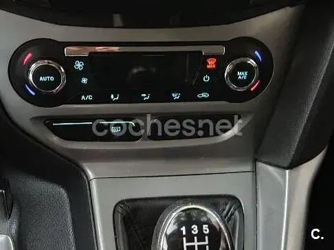 Usado Ford Focus Trend 125 CV (91 kW) 2011 Rojo Berlina