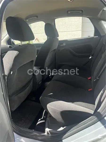 Usado Ford Focus Ghia 109 CV (80 kW) 2005 Gris / plata Berlina