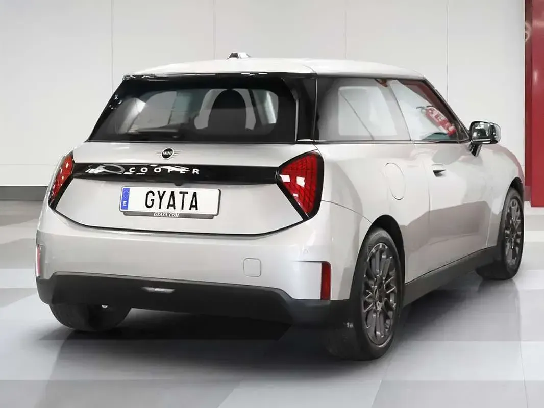 Usado Mini Cooper Essential 135 kW (184 CV) 2024 Gris Utilitario