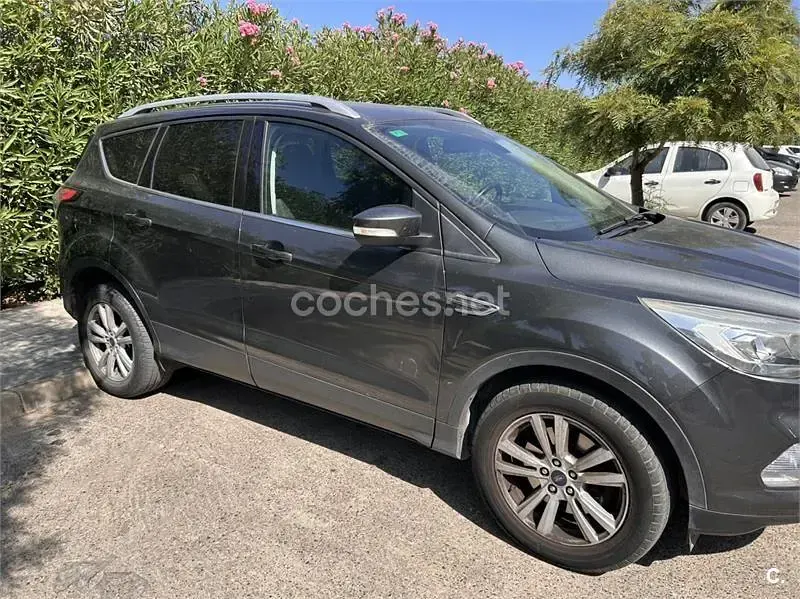Usado Ford Kuga Trend 120 CV (88 kW) 2018 Gris / plata SUV