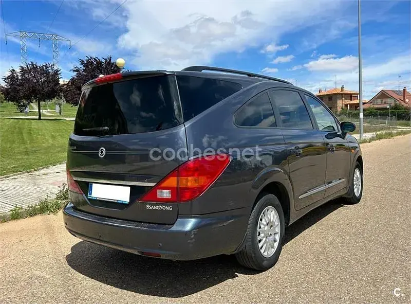 Usado SsangYong Rodius 165 CV (121 kW) 2010 Gris / plata Monovolumen