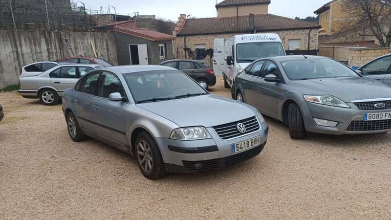 Gris Usado 2003 VW Passat Advance Berlina | 2500 € (Buen precio) - Imagen 1/4