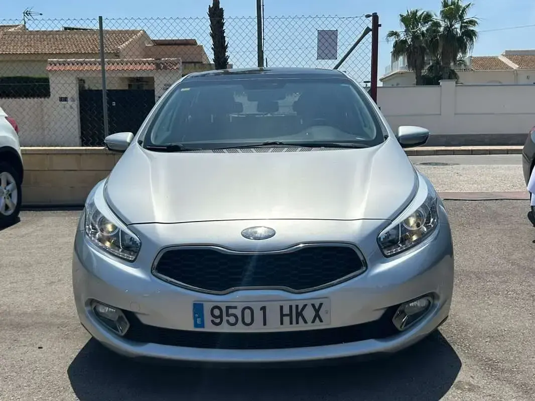 Usado Kia Ceed Sportswagon 135 CV (99 kW) 2012 Plateado Familiar