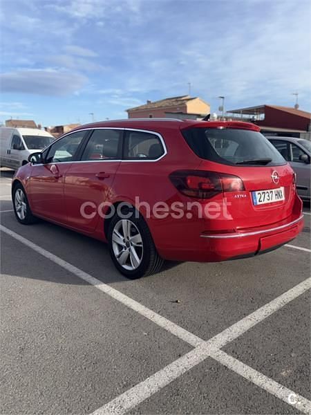 Usado Opel Astra Sportive 165 CV (121 kW) 2013 Rojo Familiar