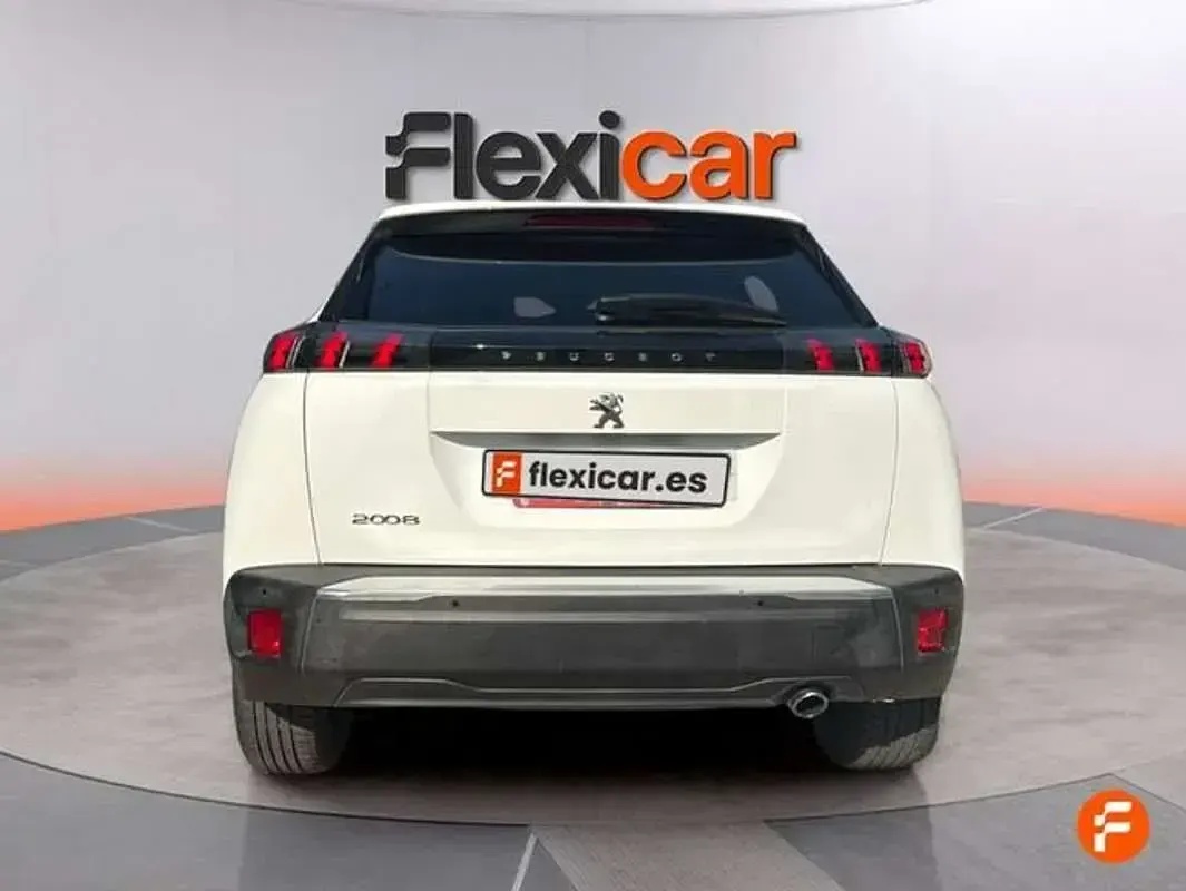 Usado Peugeot 2008 Allure 110 CV (80 kW) 2021 Blanco SUV