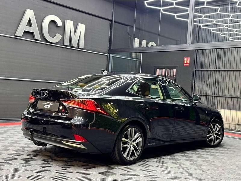 Usado Lexus IS300h Luxury Line 223 CV (164 kW) 2019 Negro Berlina