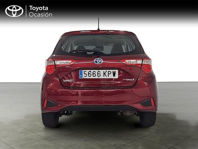 Usado Toyota Yaris Active 100 CV (73 kW) 2018 Rojo