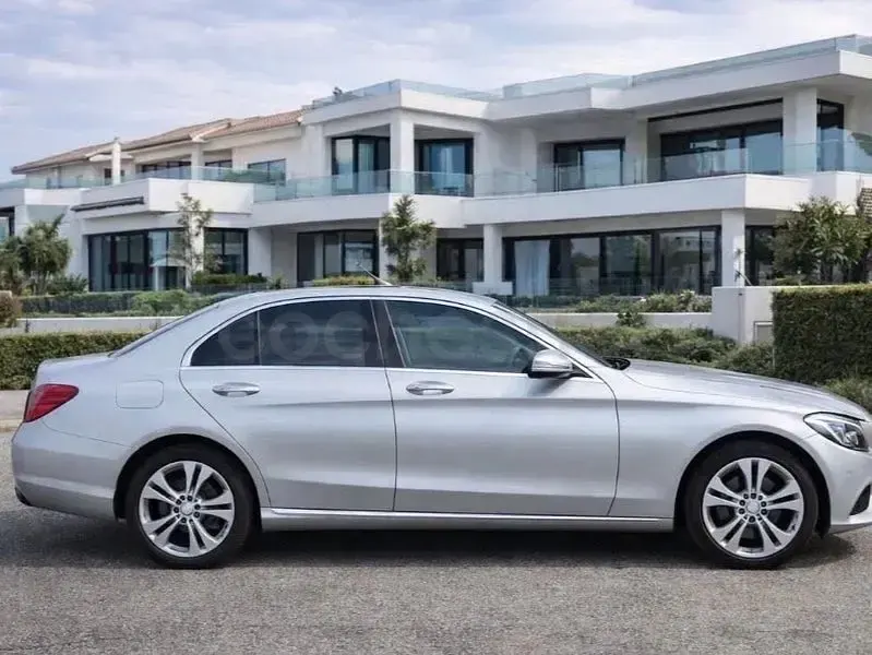 Usado Mercedes C220 194 CV (142 kW) 2018 Gris / plata Familiar