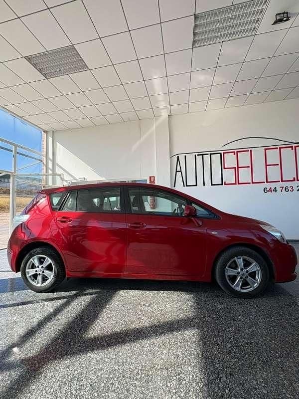 Usado Toyota Verso Active 126 CV (92 kW) 2010 Rojo Monovolumen