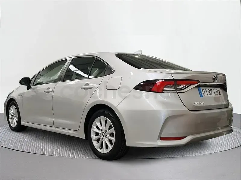 Usado Toyota Corolla Active 122 CV (89 kW) 2021 Gris / plata Berlina