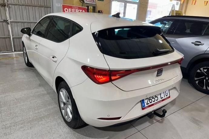 Usado Seat Leon Style 116 CV (85 kW) 2021 Blanco Utilitario
