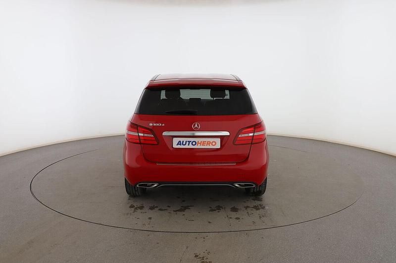 Usado Mercedes B180 110 CV (80 kW) 2018 Rojo Monovolumen