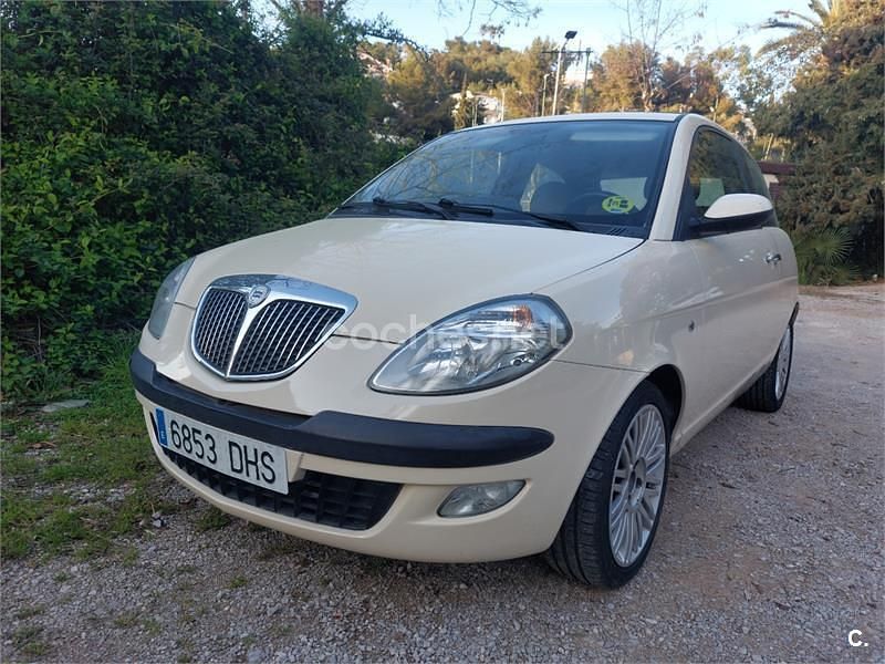 Usado Lancia Ypsilon 95 CV (69 kW) 2006 Beige Utilitario