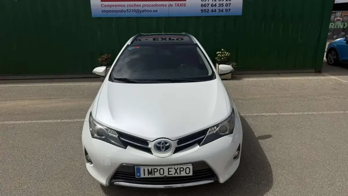 Usado Toyota Auris Touring Sports Business Edition 136 CV (100 kW) 2015 Blanco Familiar