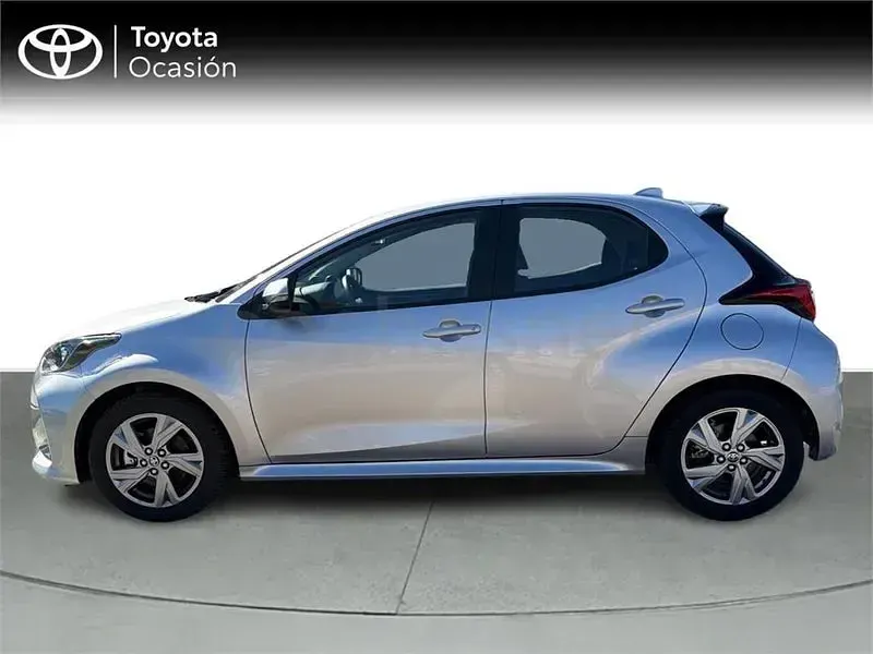 Usado Toyota Yaris Hybrid Active 116 CV (85 kW) 2025 Gris / plata Berlina