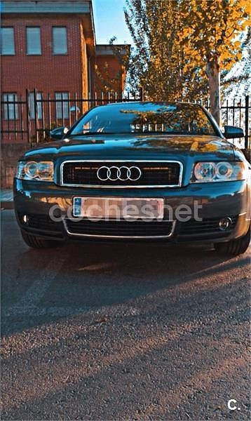 Usado Audi A4 130 HP (95 kW) 2004 Cinzento Sedan