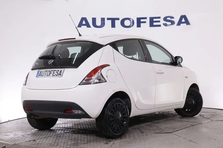 Usado Lancia Ypsilon 69 CV (50 kW) 2014 Blanco Utilitario