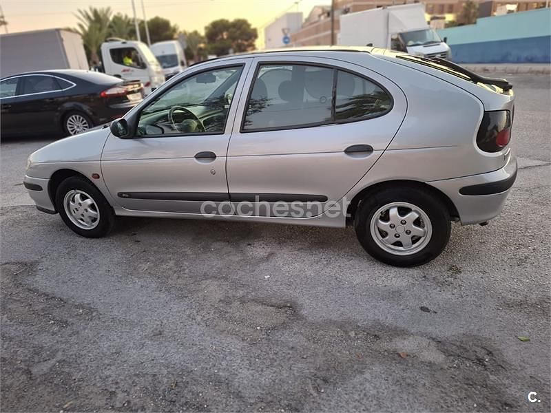 Usado Renault Mégane 90 CV (66 kW) 1997 Gris / plata Berlina