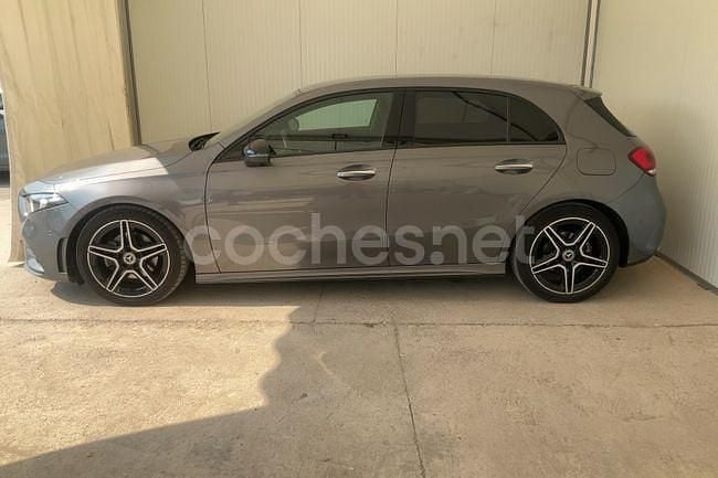 Usado Mercedes A180 AMG line 136 CV (100 kW) 2020 Gris Berlina