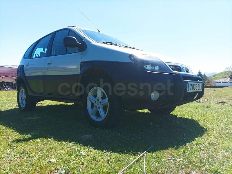 Usado Renault Scénic Privilege 120 CV (88 kW) 2003 Beige Monovolumen