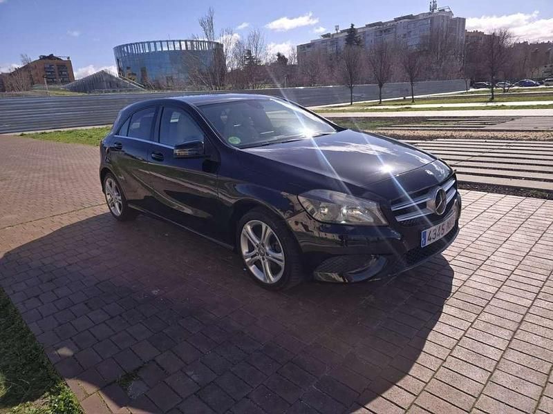 Usado Mercedes A180 Urban 122 CV (89 kW) 2014 Negro Utilitario
