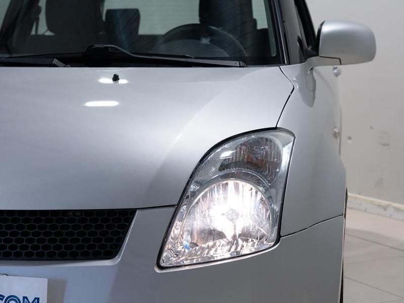 Usado Suzuki Swift GL 69 CV (50 kW) 2007 Gris Utilitario
