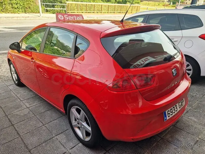 Usado Seat Leon Reference 105 CV (77 kW) 2010 Rojo Utilitario