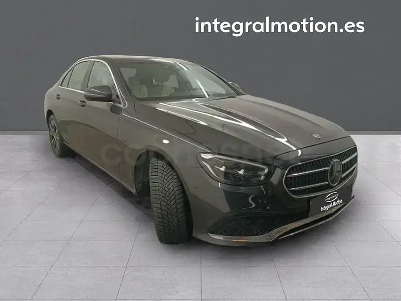 Usado Mercedes E300 320 CV (235 kW) 2021 Gris / plata Berlina