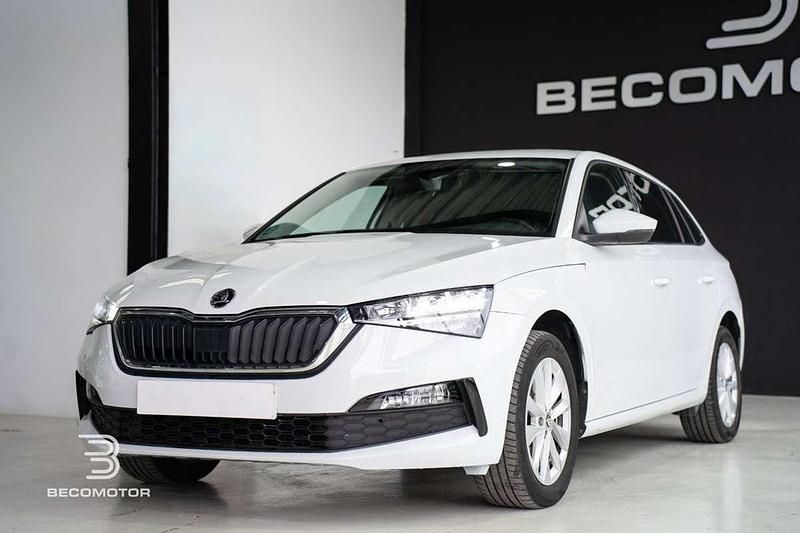Usado Skoda Scala Ambition 110 CV (80 kW) 2023 Blanco Utilitario