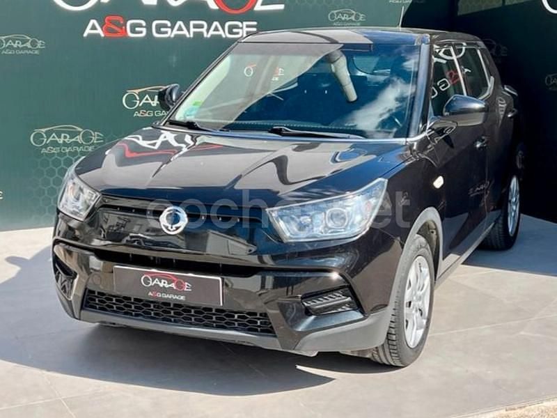 Negro Usado 2016 Ssangyong Tivoli SUV | 8990 € (Precio justo) - Imagen 1/4