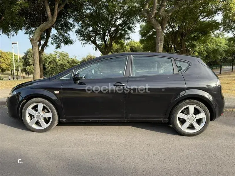 Usado Seat Leon Reference 140 CV (102 kW) 2006 Negro Utilitario
